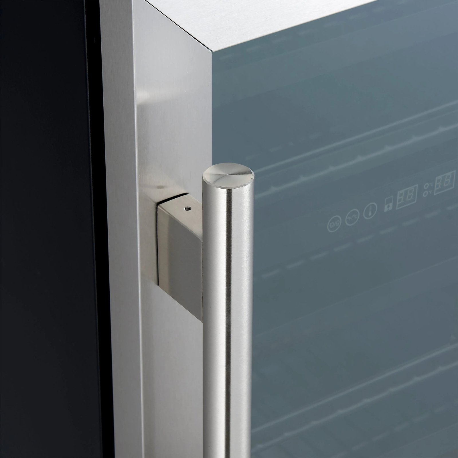imageye___-_imgi_19_Wine-cooler_FWCDR6634-24S_Handle-close-up_2025-05-26